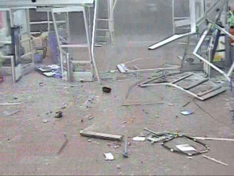 بالفيديو: شاب أمريكي يقتحم مركزًا تجاريًا بسيارته رباعية الدفع!